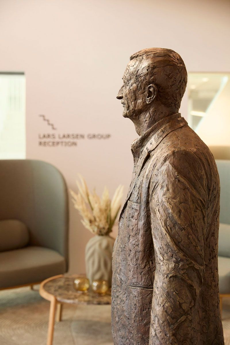 Lars Larsen bronze statue